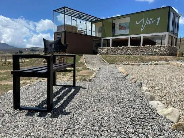 Sendero de piedra hacia la villa